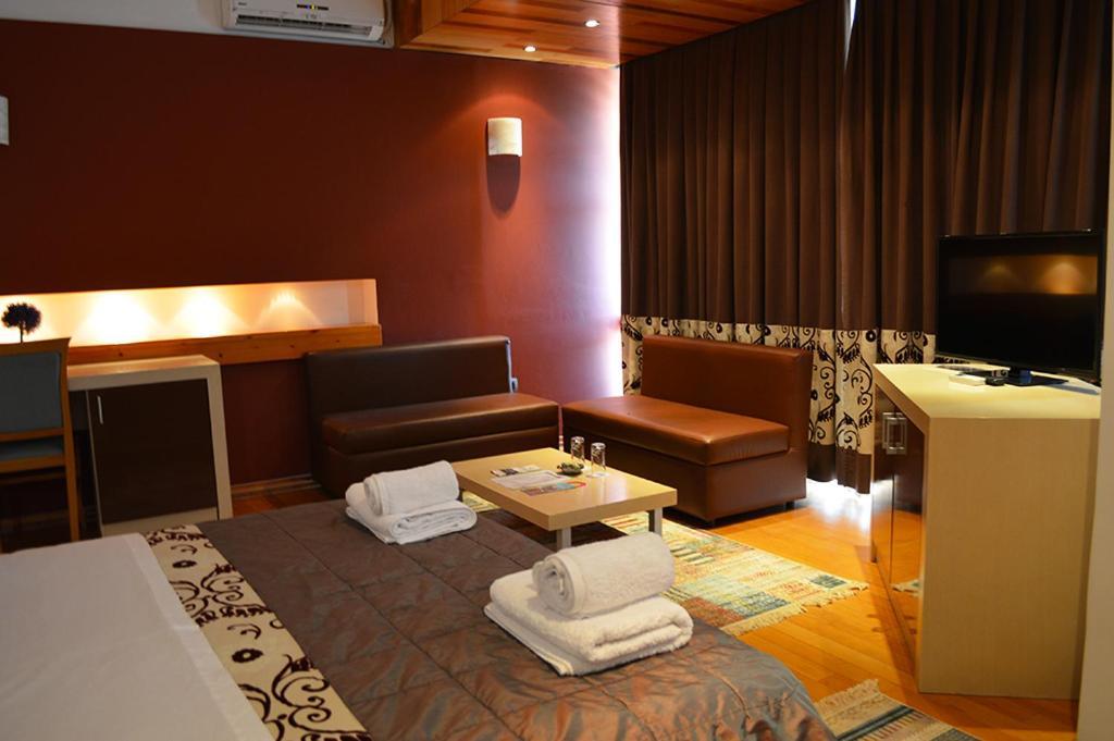 Hotel Bermon Tirana Exterior foto